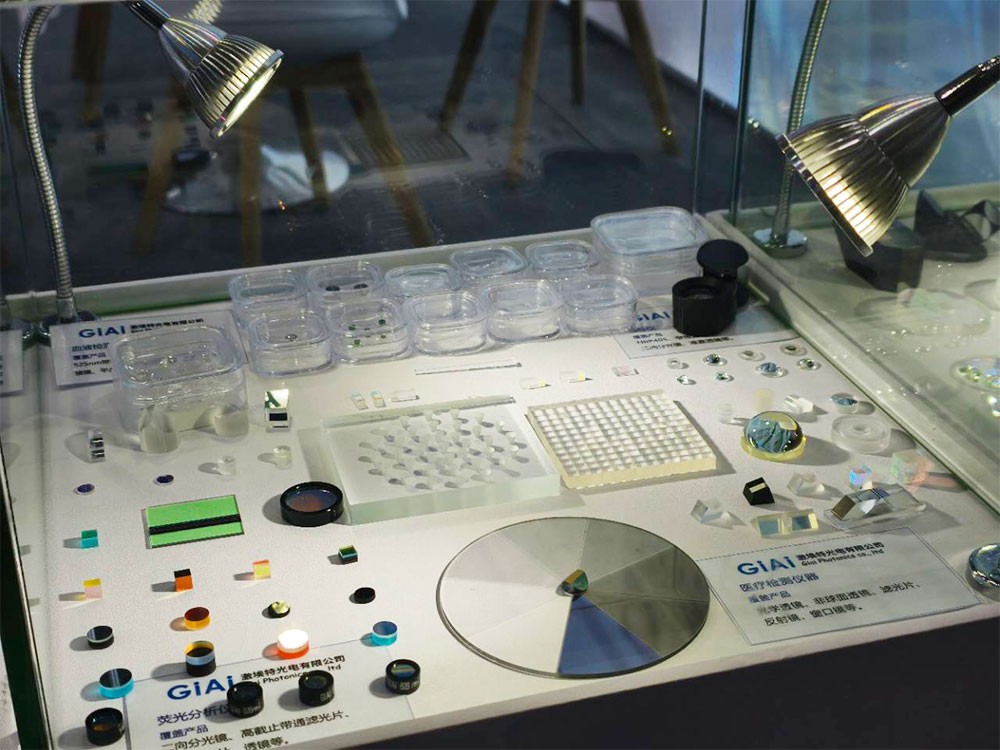 醫(yī)療檢測及熒光分析光學鏡片展示